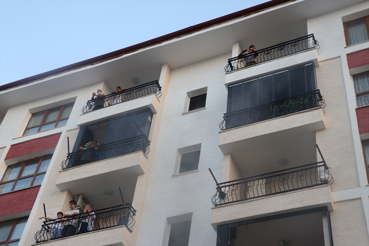 Elazığ'da apartman dairesinde çıkan yangında 12 kişi dumandan etkilendi