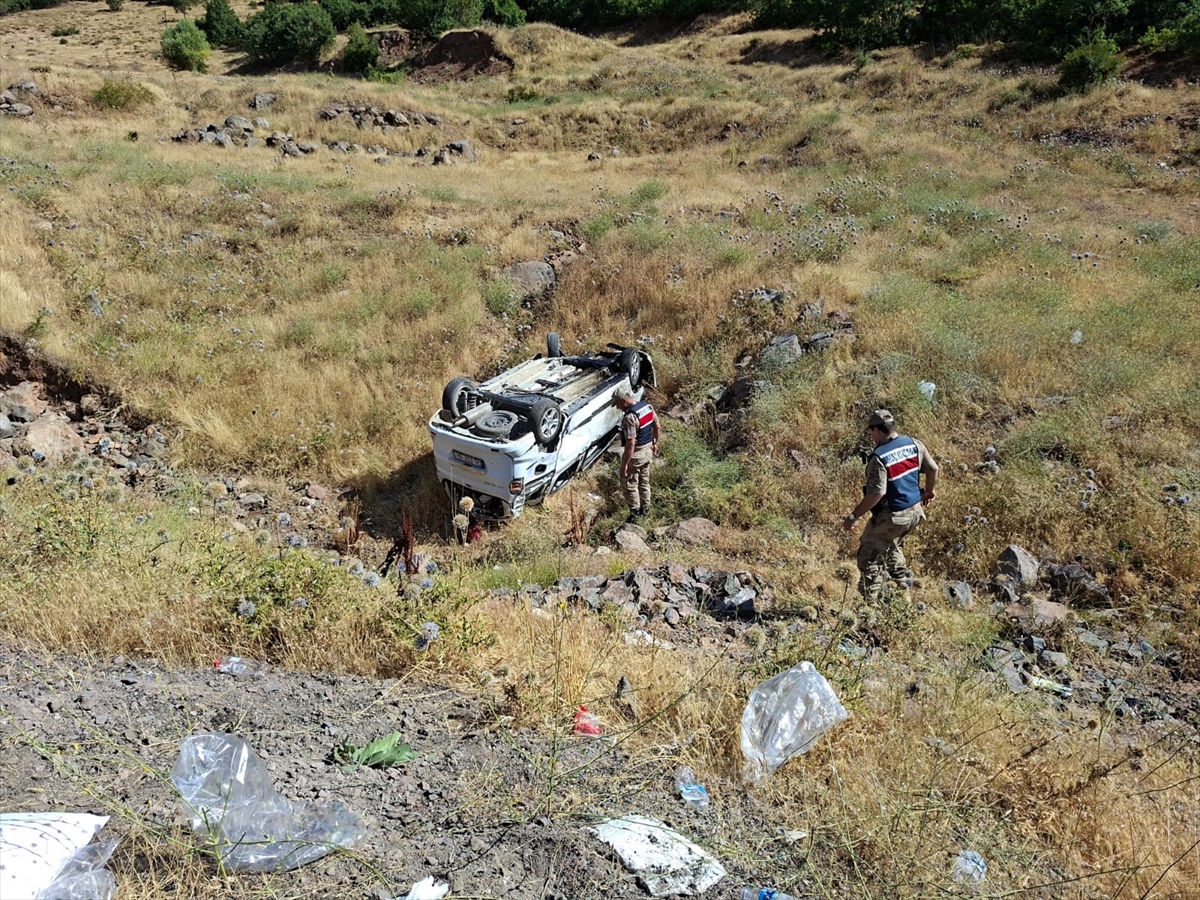 Bingöl'de hafif ticari araç şarampole devrildi: 1'i ağır 6 yaralı
