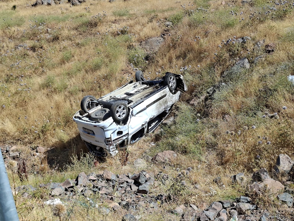 Bingöl'de hafif ticari araç şarampole devrildi: 1'i ağır 6 yaralı