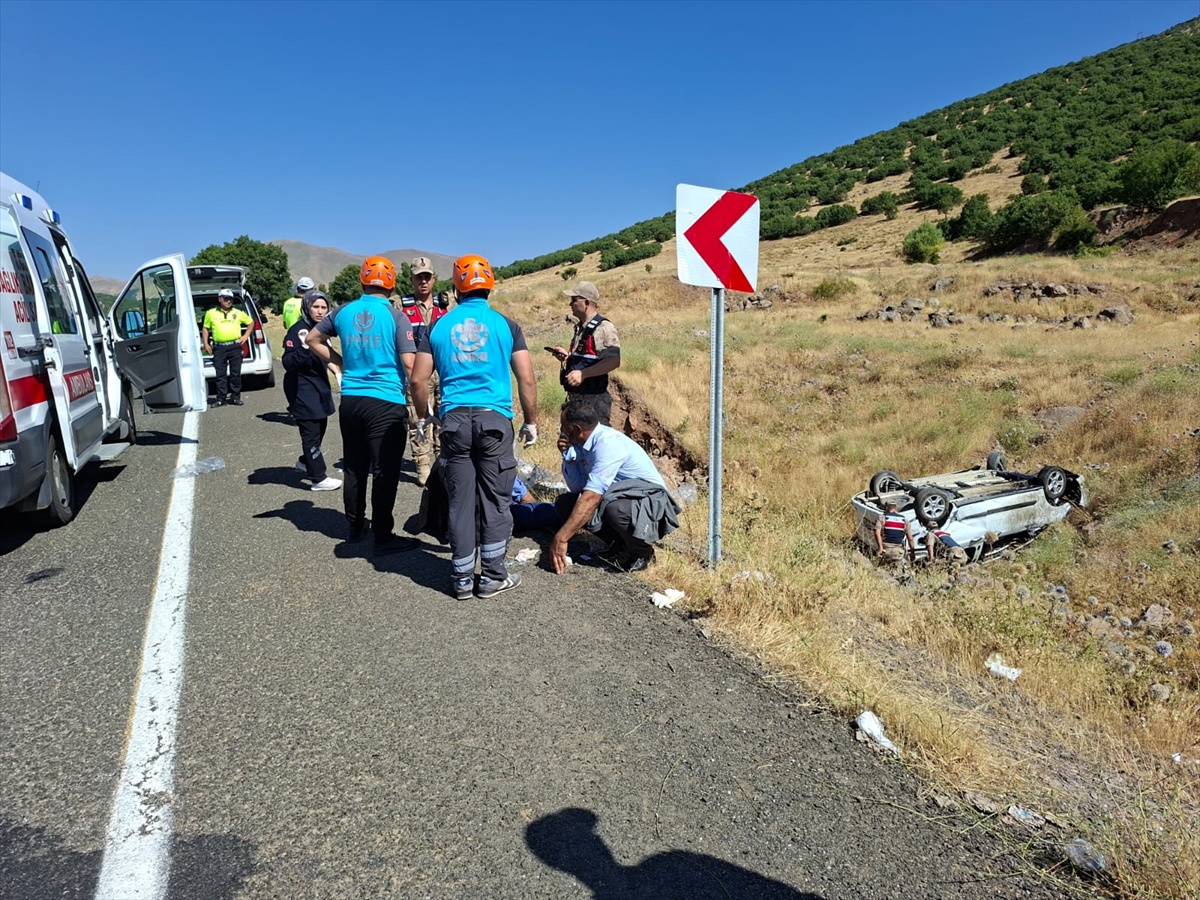 Bingöl'de hafif ticari araç şarampole devrildi: 1'i ağır 6 yaralı