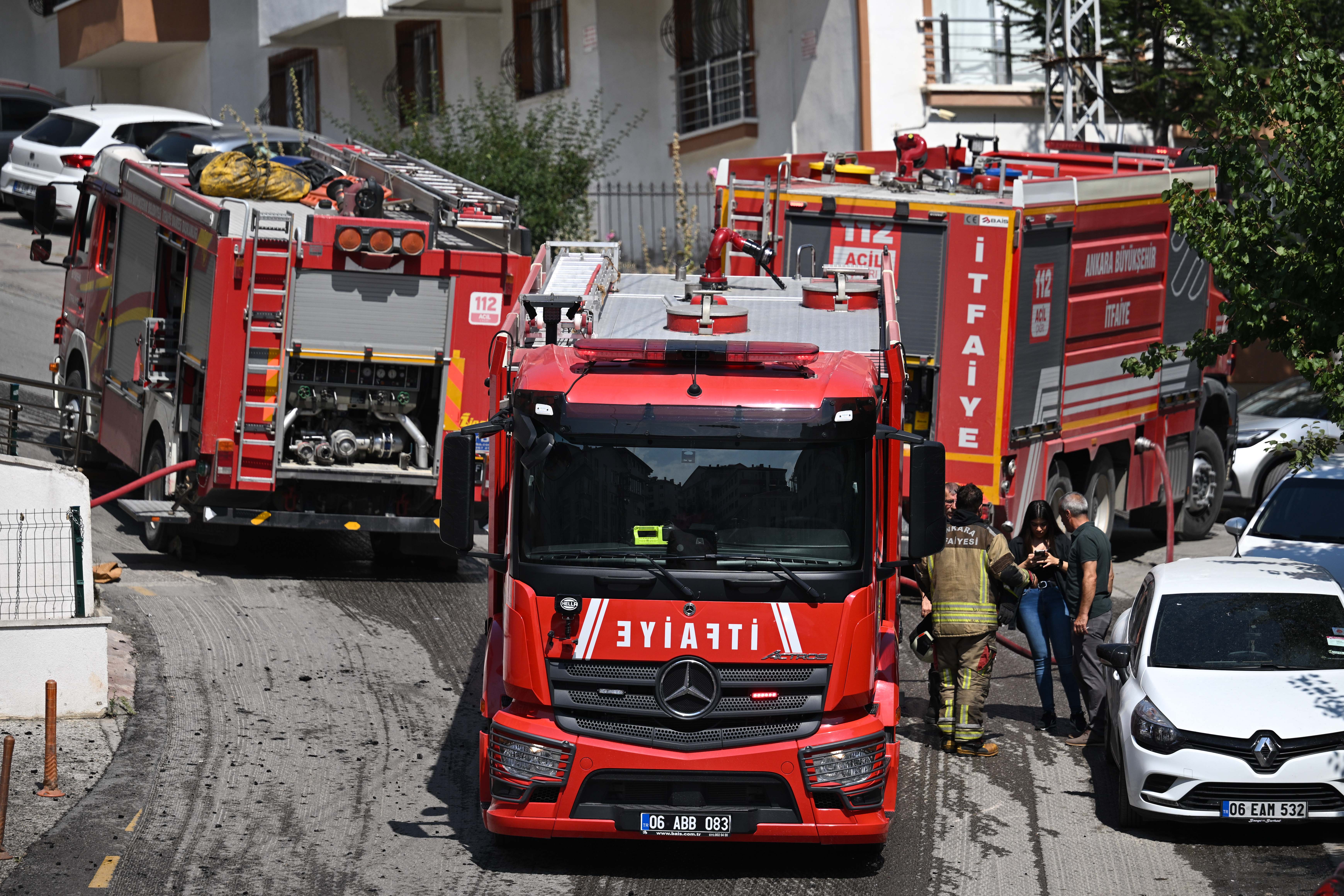 Ankara Mamak'ta Çatı Yangını: Bir Kişi Kurtarıldı