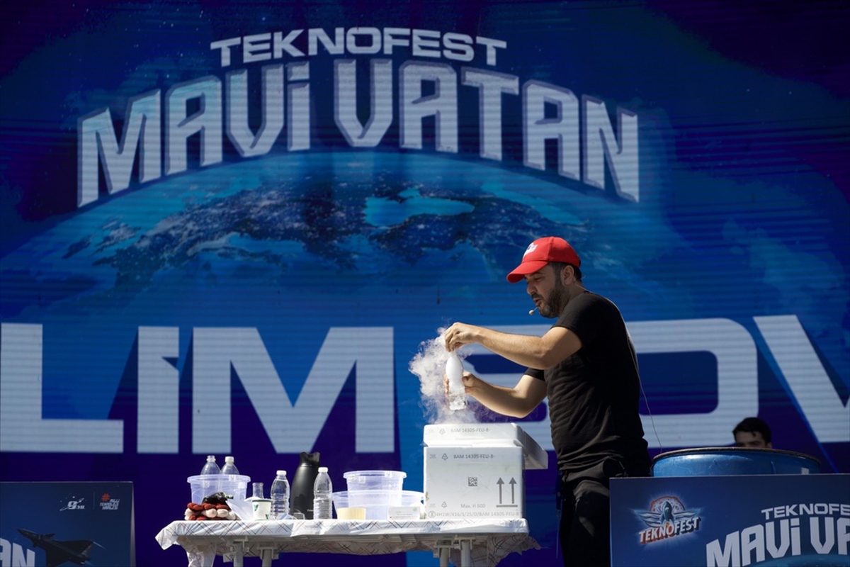 TEKNOFEST Mavi Vatan'da çocuklar eğlenceli deneylerle bilimi keşfetti