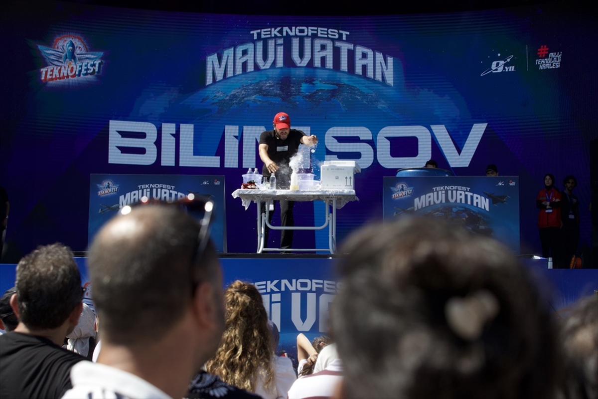 TEKNOFEST Mavi Vatan'da çocuklar eğlenceli deneylerle bilimi keşfetti