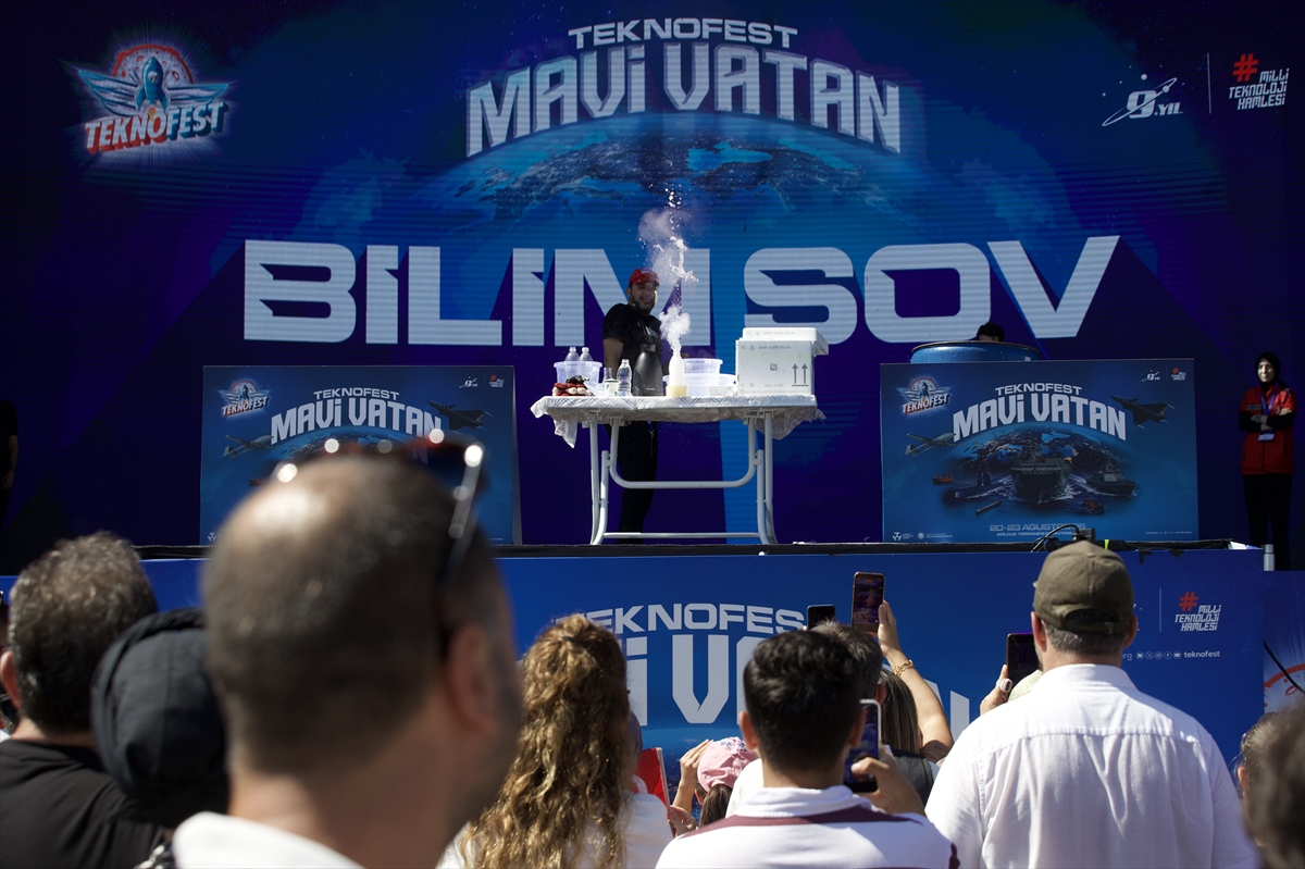 TEKNOFEST Mavi Vatan'da çocuklar eğlenceli deneylerle bilimi keşfetti
