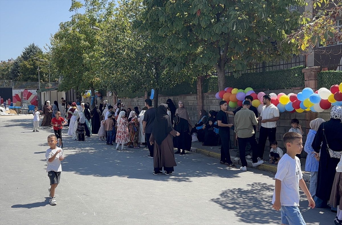 Küçükçekmece'de 3. Uygur Sokak Oyunları Şenliği düzenlendi