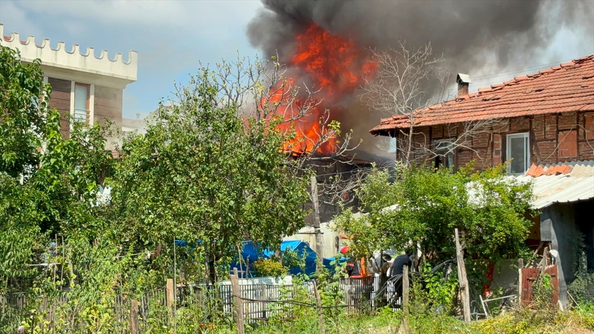Sakarya'da iki katlı ahşap evde çıkan yangın söndürüldü