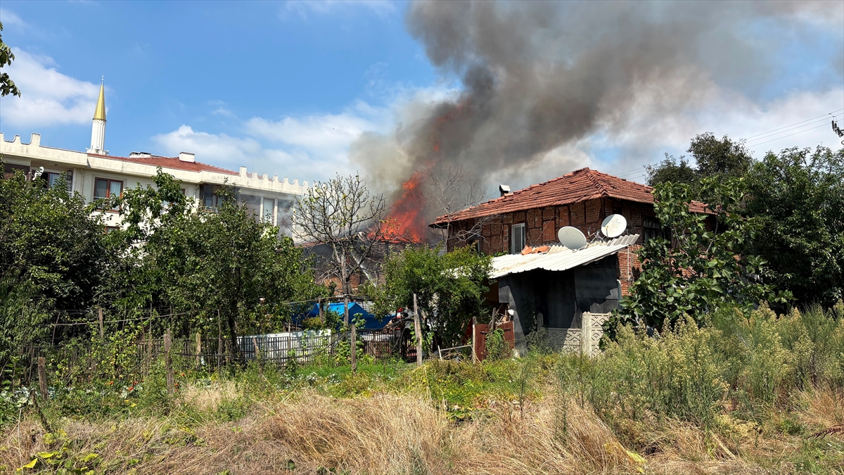 Sakarya'da iki katlı ahşap evde çıkan yangın söndürüldü