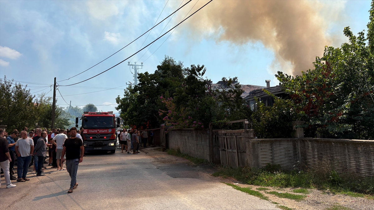Sakarya'da iki katlı ahşap evde çıkan yangın söndürüldü