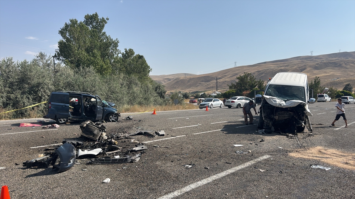 Van'da 2 aracın çarpıştığı kazada 2 kişi öldü, 9 kişi yaralandı