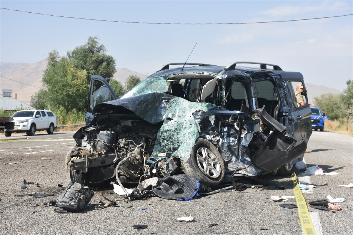 Van'da 2 aracın çarpıştığı kazada 2 kişi öldü, 9 kişi yaralandı