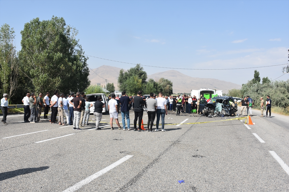 Van'da 2 aracın çarpıştığı kazada 2 kişi öldü, 9 kişi yaralandı