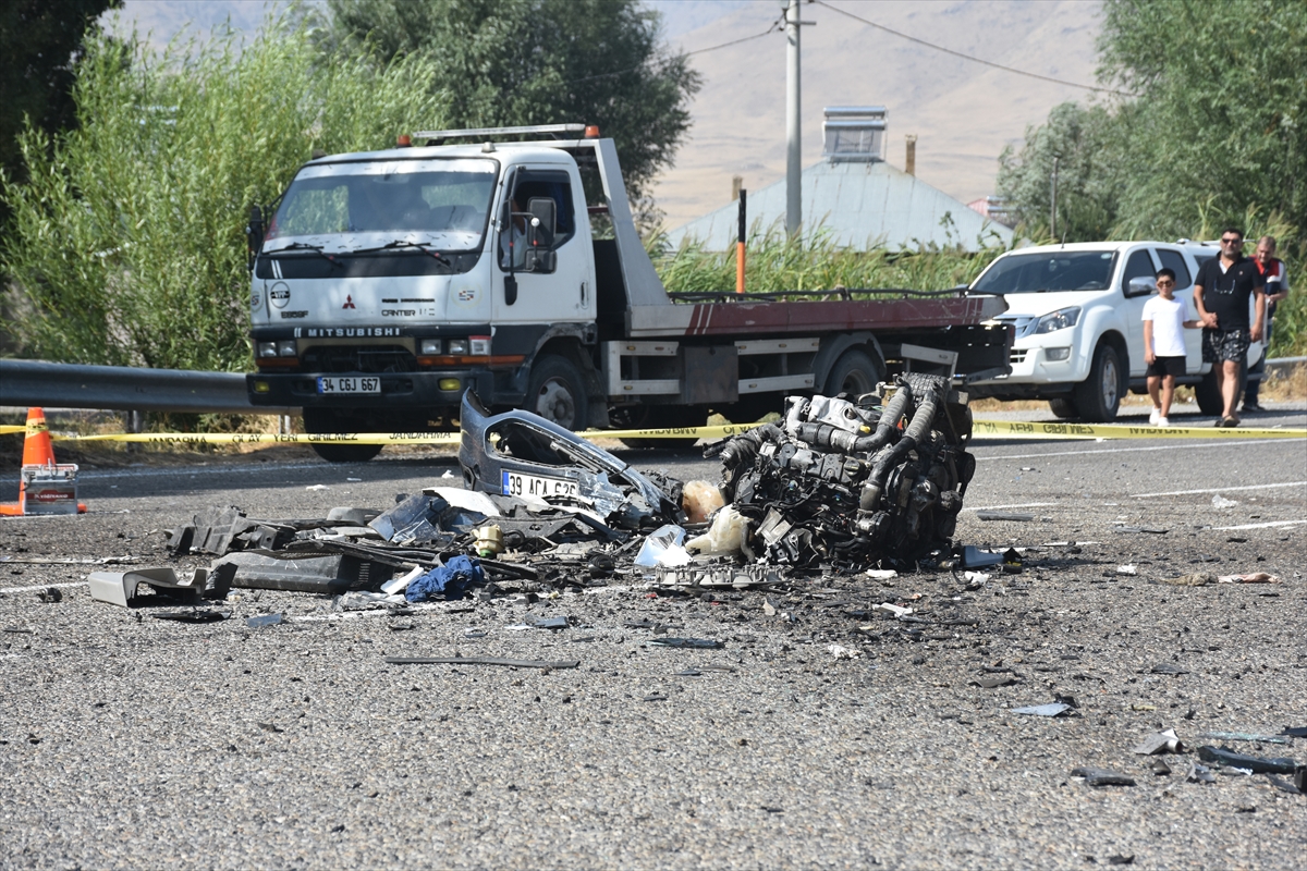 Van'da 2 aracın çarpıştığı kazada 2 kişi öldü, 9 kişi yaralandı
