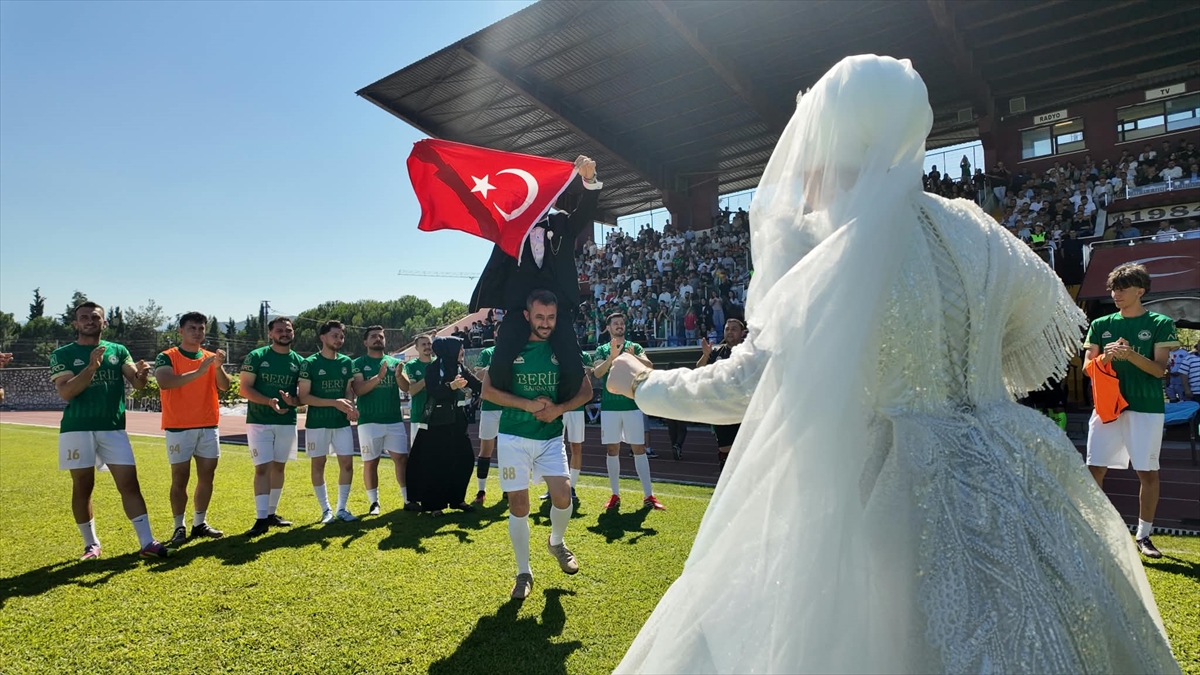 Final maçını kaçırmak istemeyen çift, gelinlik ve damatlıkla stadyuma geldi