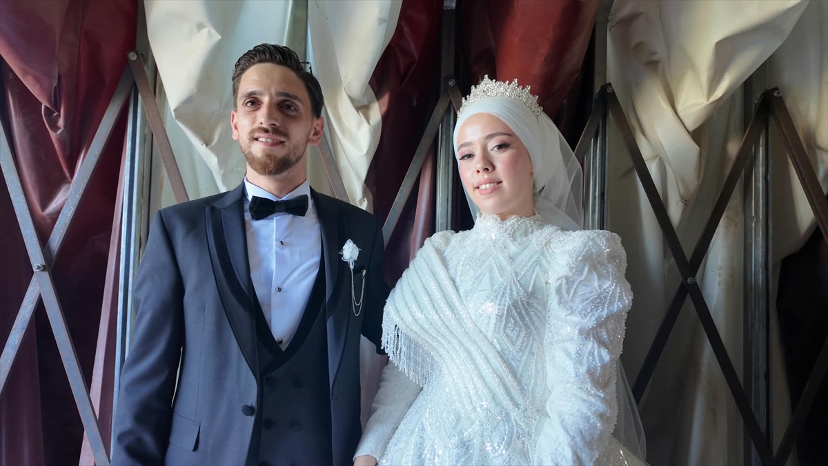 Final maçını kaçırmak istemeyen çift, gelinlik ve damatlıkla stadyuma geldi