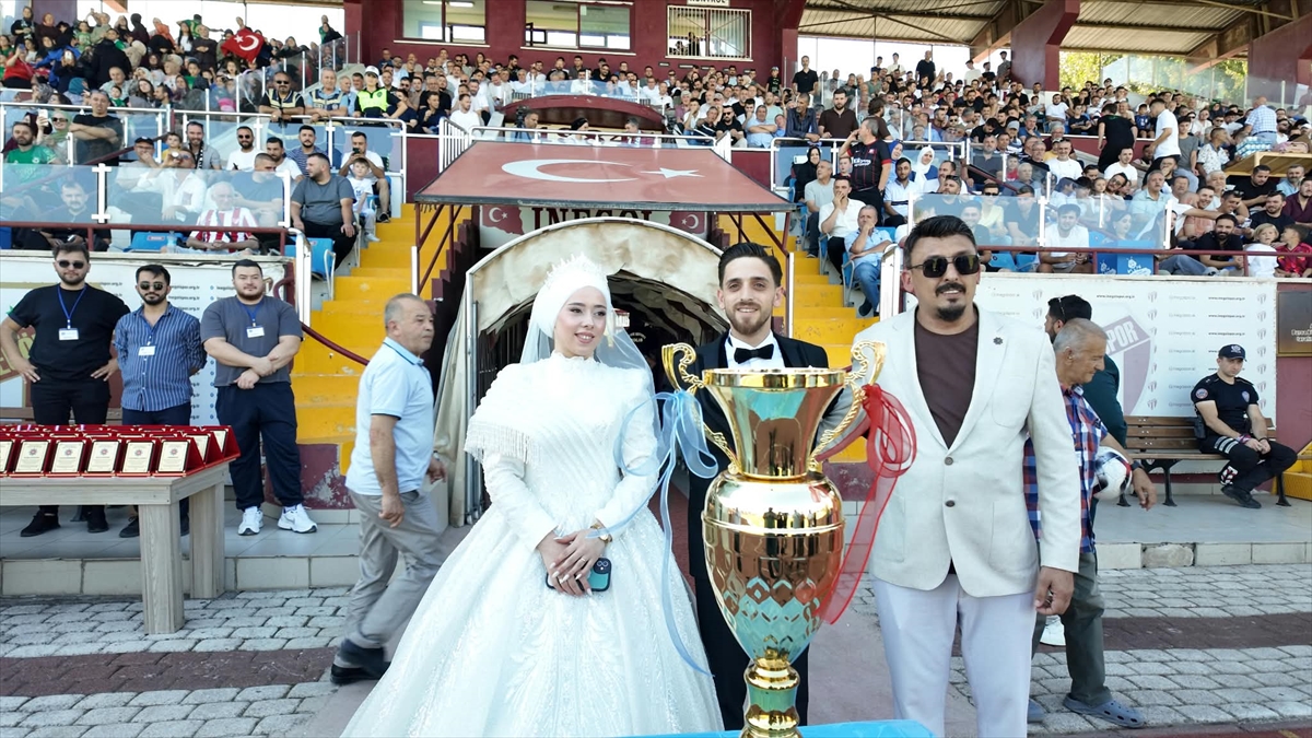 Final maçını kaçırmak istemeyen çift, gelinlik ve damatlıkla stadyuma geldi