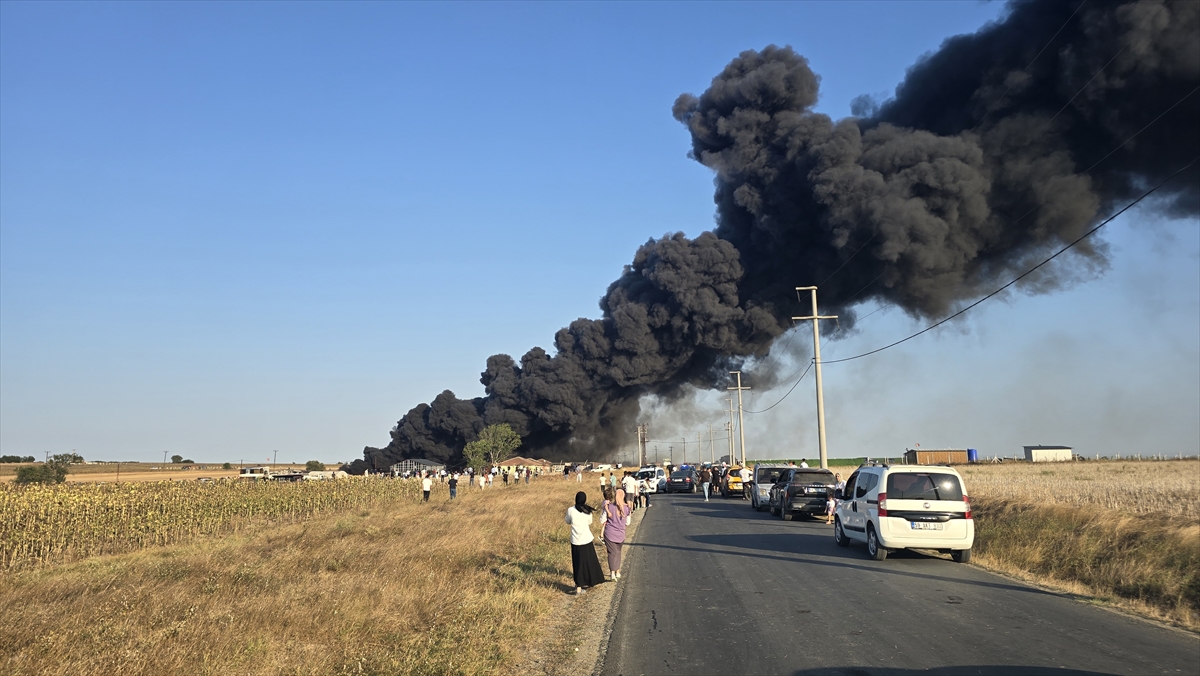 Tekirdağ Çerkezköy'de lastik deposu yangını söndürüldü