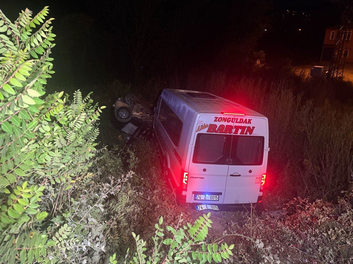 Bartın'da yolcu minibüsü ve otomobil çarpıştı: 11 yaralı