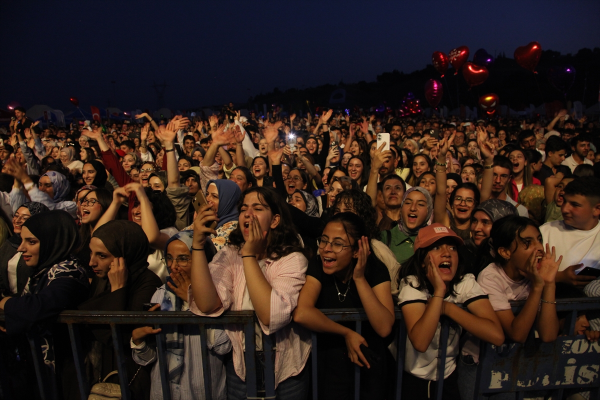 Ahlat'ta Malazgirt Zaferi coşkusu: Konser ve bayraklı yürüyüş