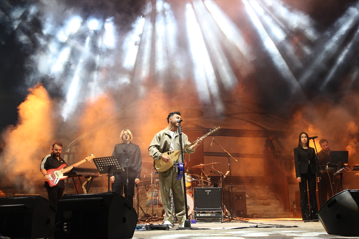 Ahlat'ta Malazgirt Zaferi coşkusu: Konser ve bayraklı yürüyüş