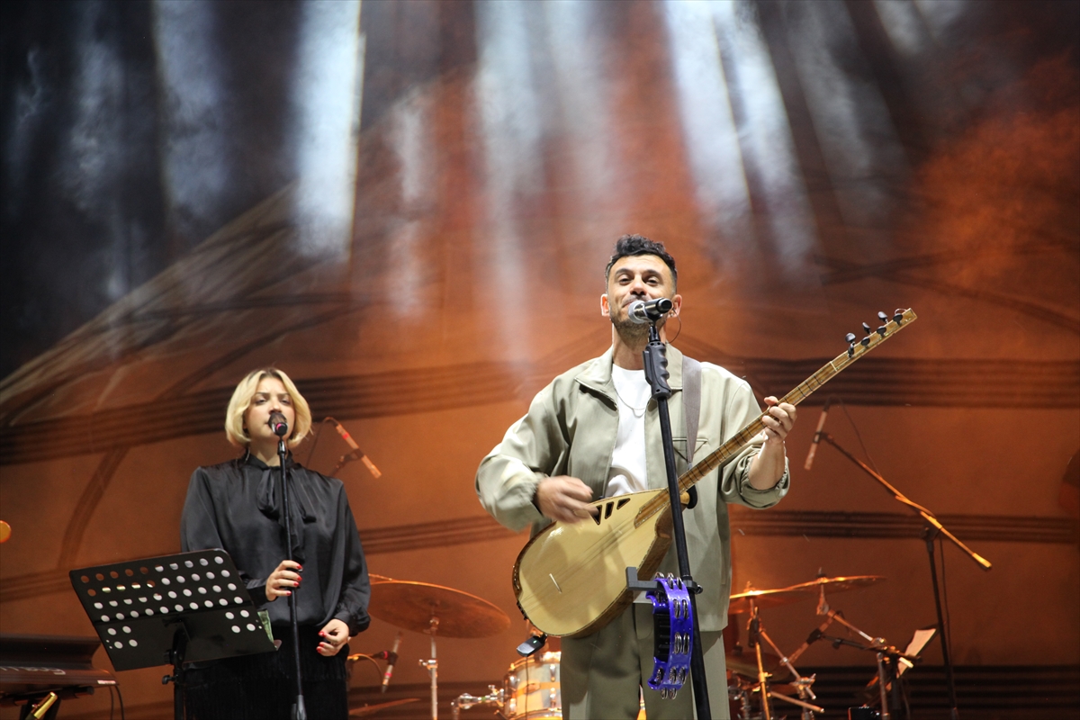 Ahlat'ta Malazgirt Zaferi coşkusu: Konser ve bayraklı yürüyüş