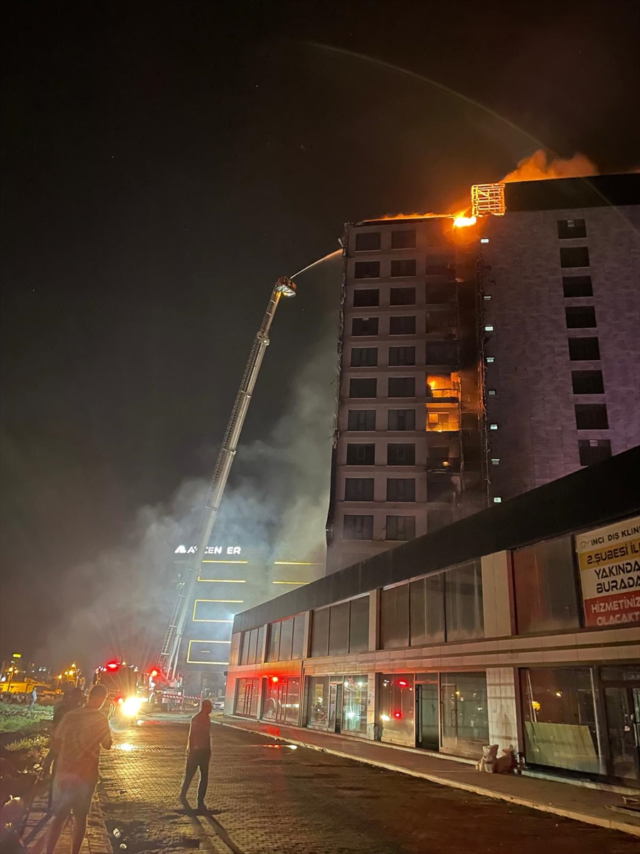 Diyarbakır'da Plaza Yangını: Ekipler Müdahale Ediyor
