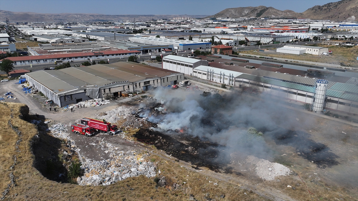 Kayseri'de Atık Yangını: Fabrikalara Sıçramadan Söndürüldü