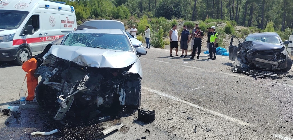 Manavgat'ta trafik kazası: 1 kişi öldü, 2 kişi yaralandı