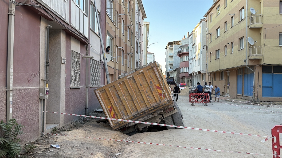 Eskişehir'de yol çöktü: Hafriyat kamyonu çukura sıkıştı