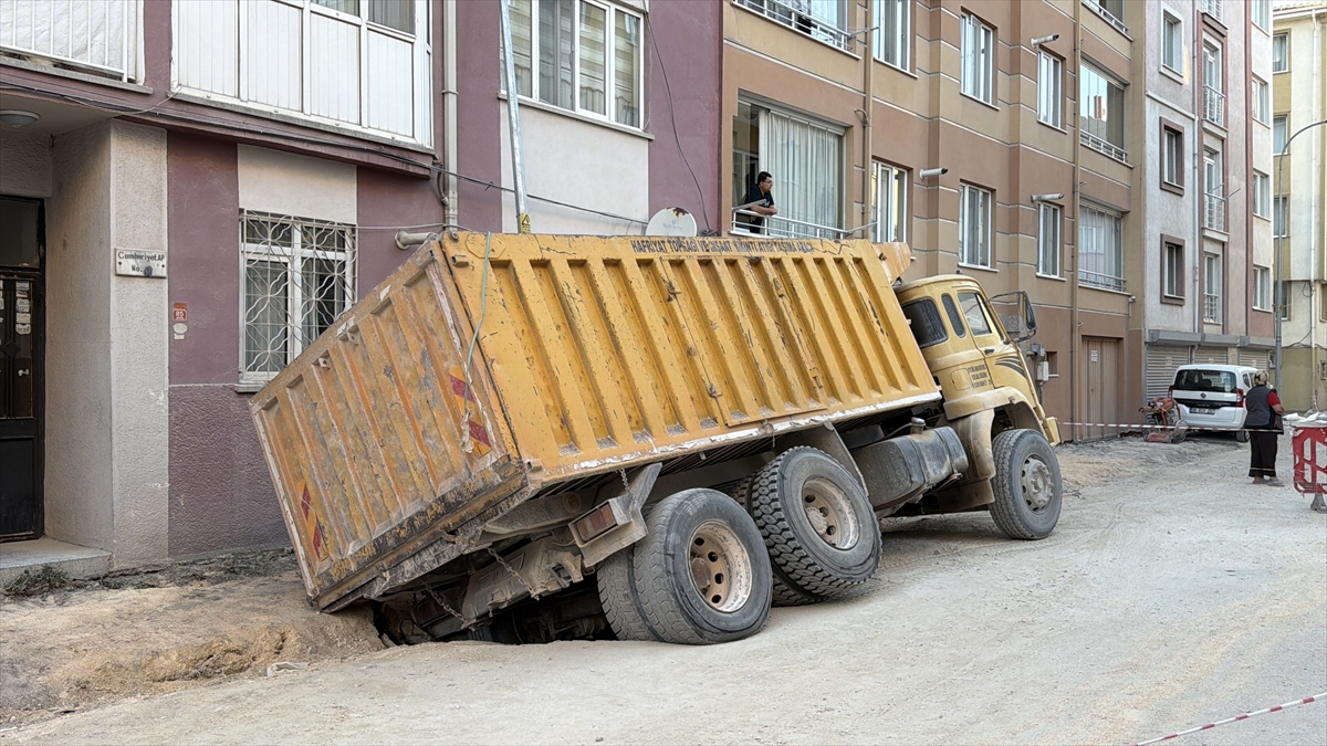 Eskişehir'de yol çöktü: Hafriyat kamyonu çukura sıkıştı