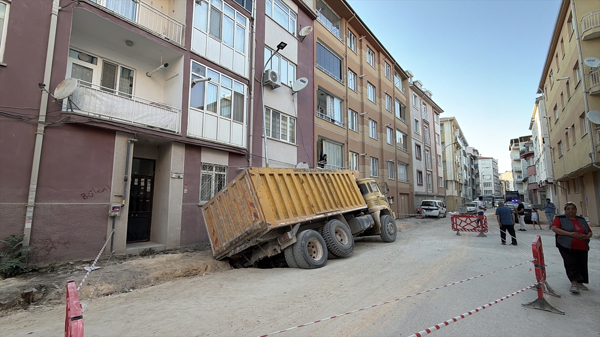 Eskişehir'de yol çöktü: Hafriyat kamyonu çukura sıkıştı