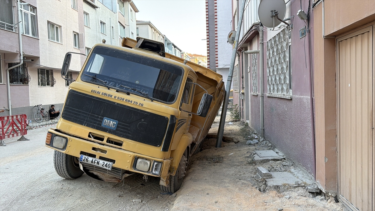 Eskişehir'de yol çöktü: Hafriyat kamyonu çukura sıkıştı