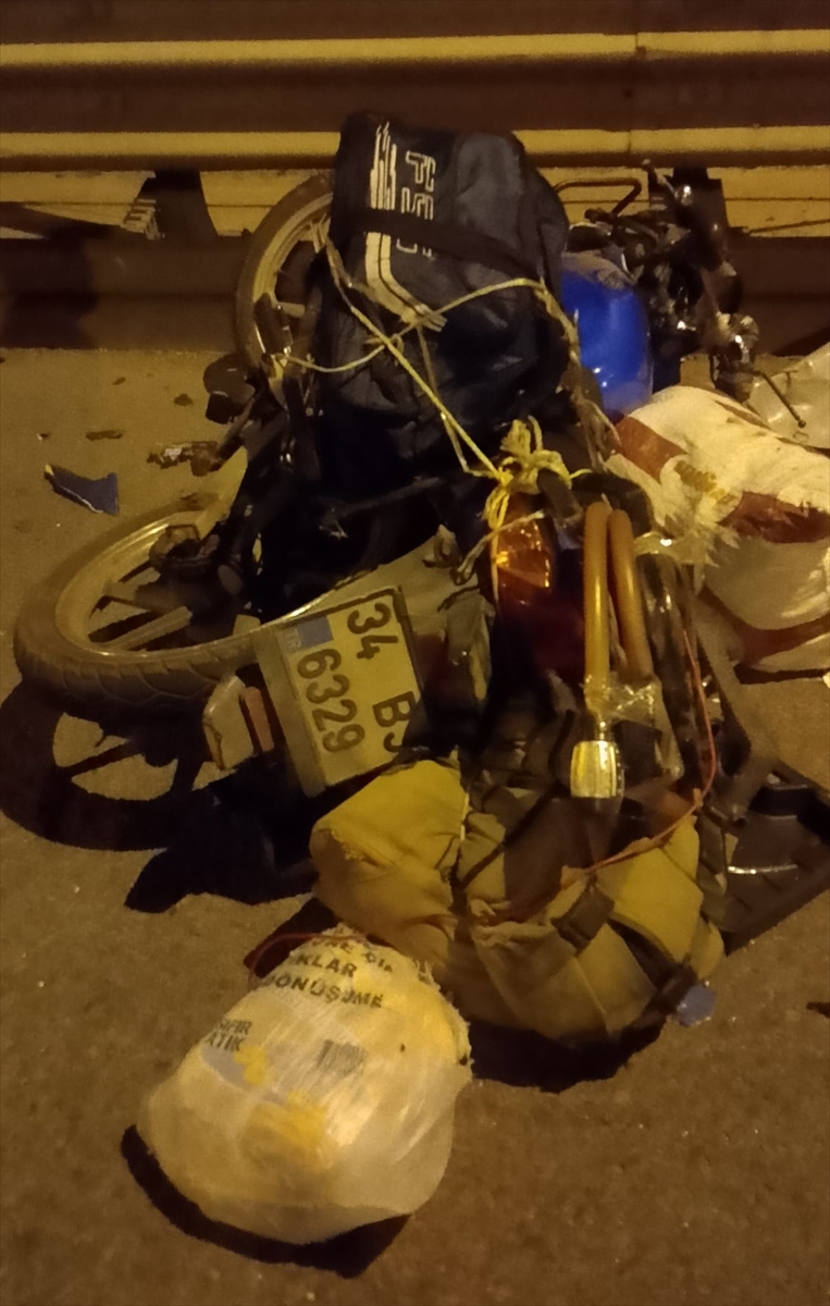Anadolu Otoyolu'nda kamyona çarpan motosikletli öldü