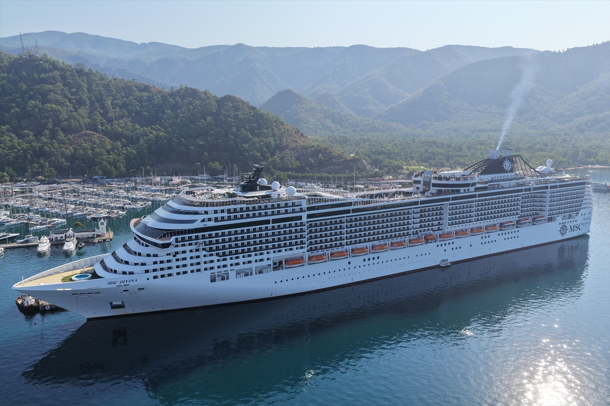 Marmaris'e 4 bin 239 turist getiren MSC Divina kruvaziyeri
