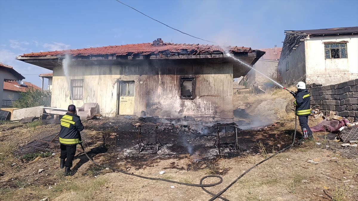Sivas'ta müstakil evde çıkan yangında 1 kişi dumandan etkilendi
