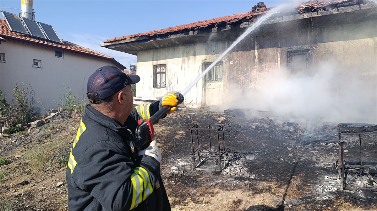 Sivas'ta müstakil evde çıkan yangında 1 kişi dumandan etkilendi