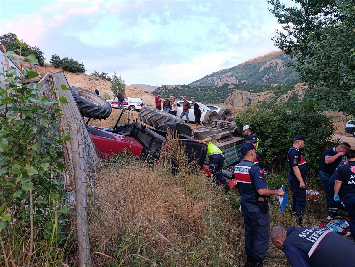 Sivas'ta traktör şarampole devrildi: 4 yaralı hastanede