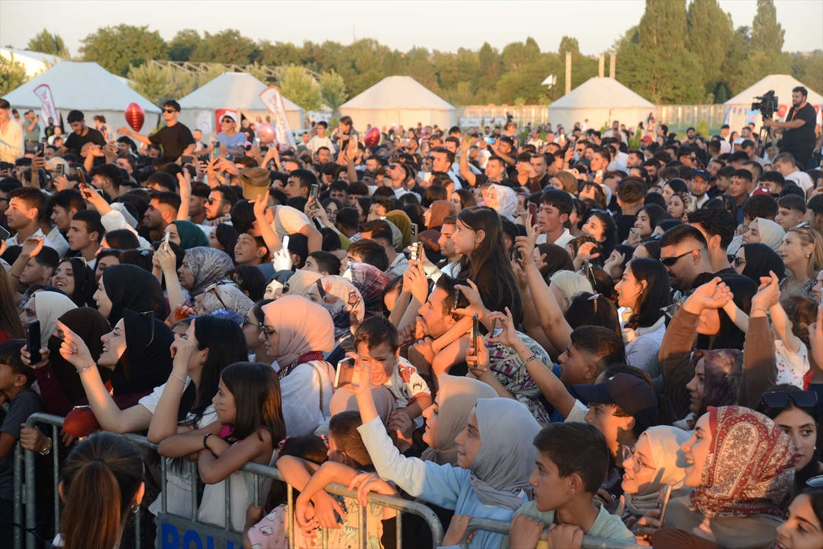 Sinan Akçıl: Malazgirt Zaferi etkinliklerinde konser verdi