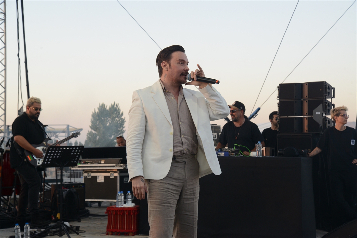 Sinan Akçıl: Malazgirt Zaferi etkinliklerinde konser verdi