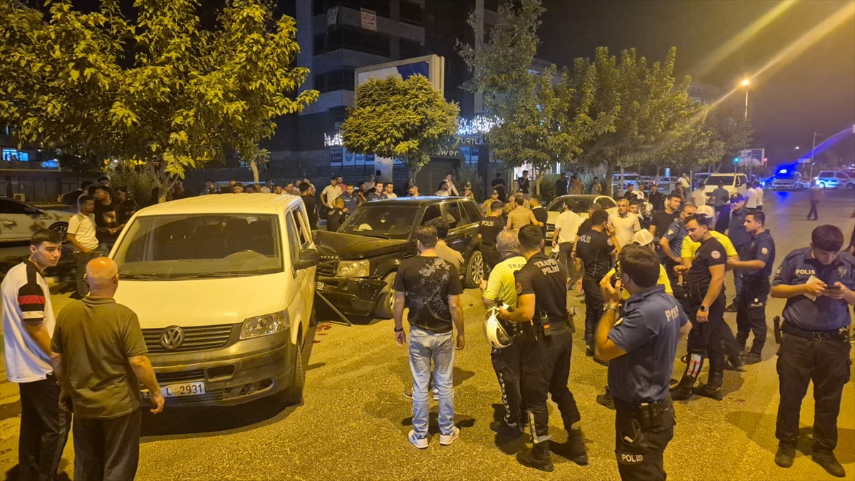 Gaziantep'te polisten kaçan sürücü 3 araca çarptı: Yakalama çalışması