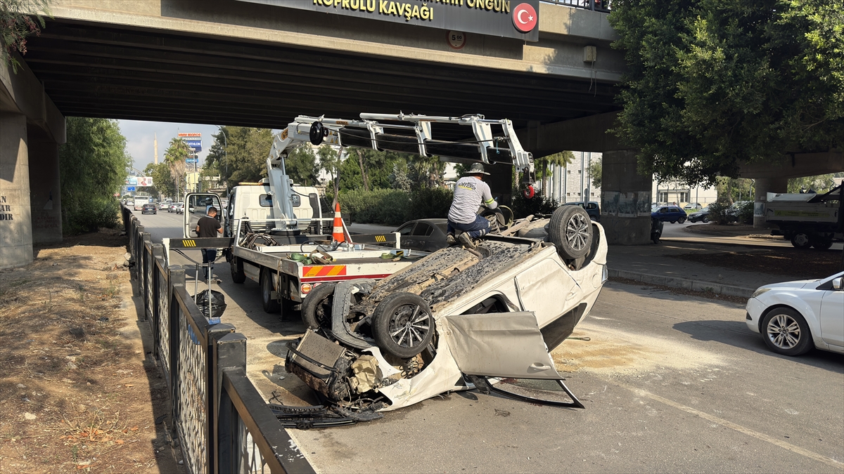 Adana'da köprüden düşen otomobil kazası: Sürücü yaralandı