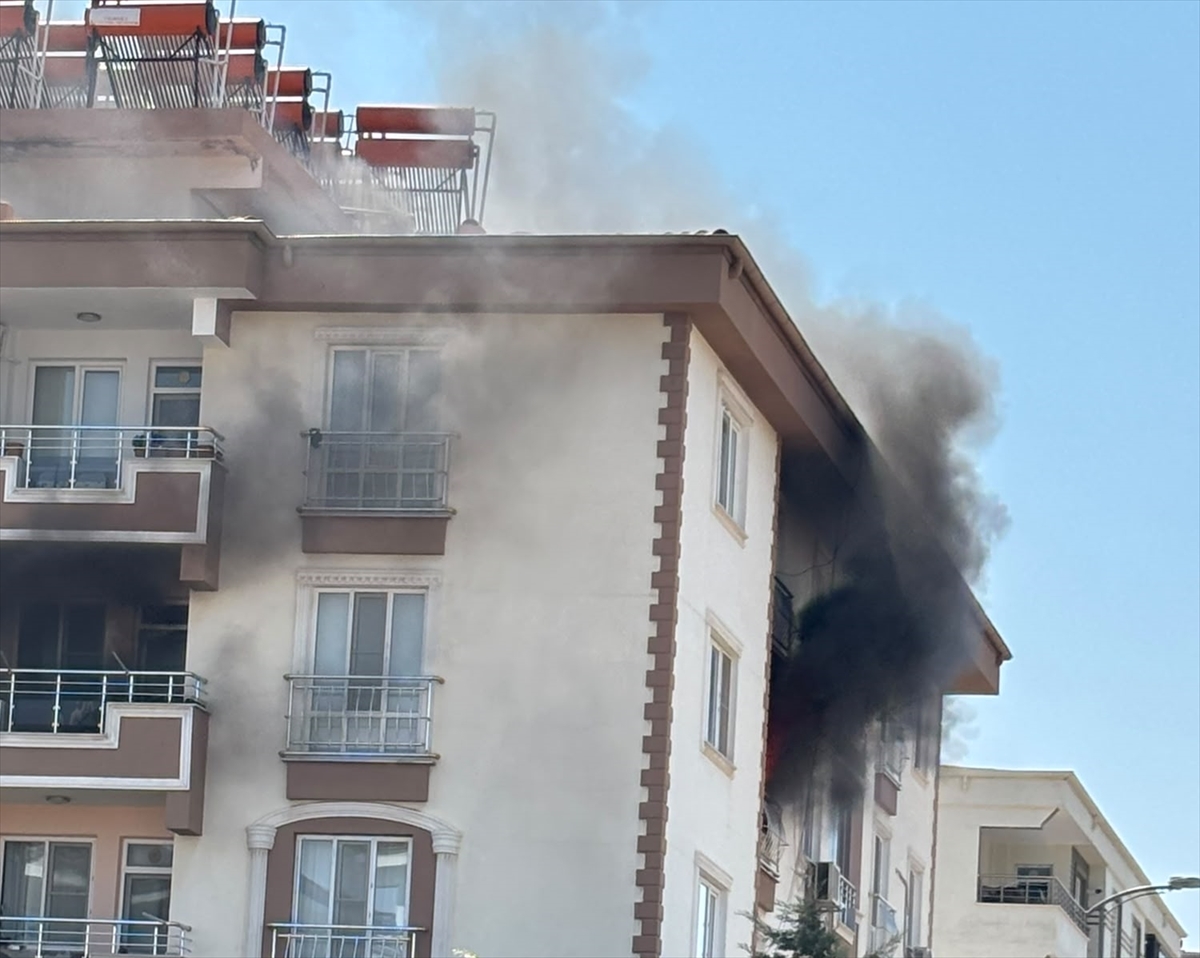Kilis'te korkutan ev yangını: 3 kişi dumandan etkilendi