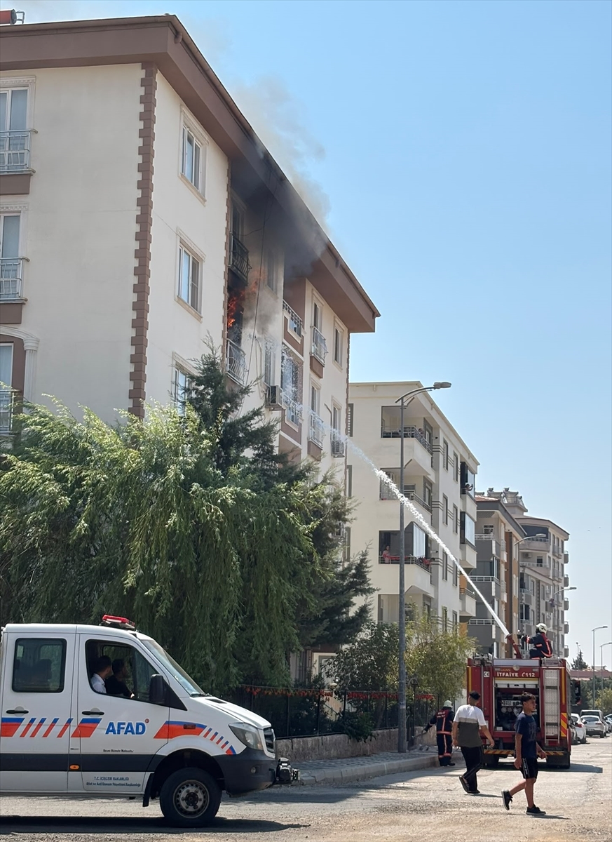 Kilis'te korkutan ev yangını: 3 kişi dumandan etkilendi