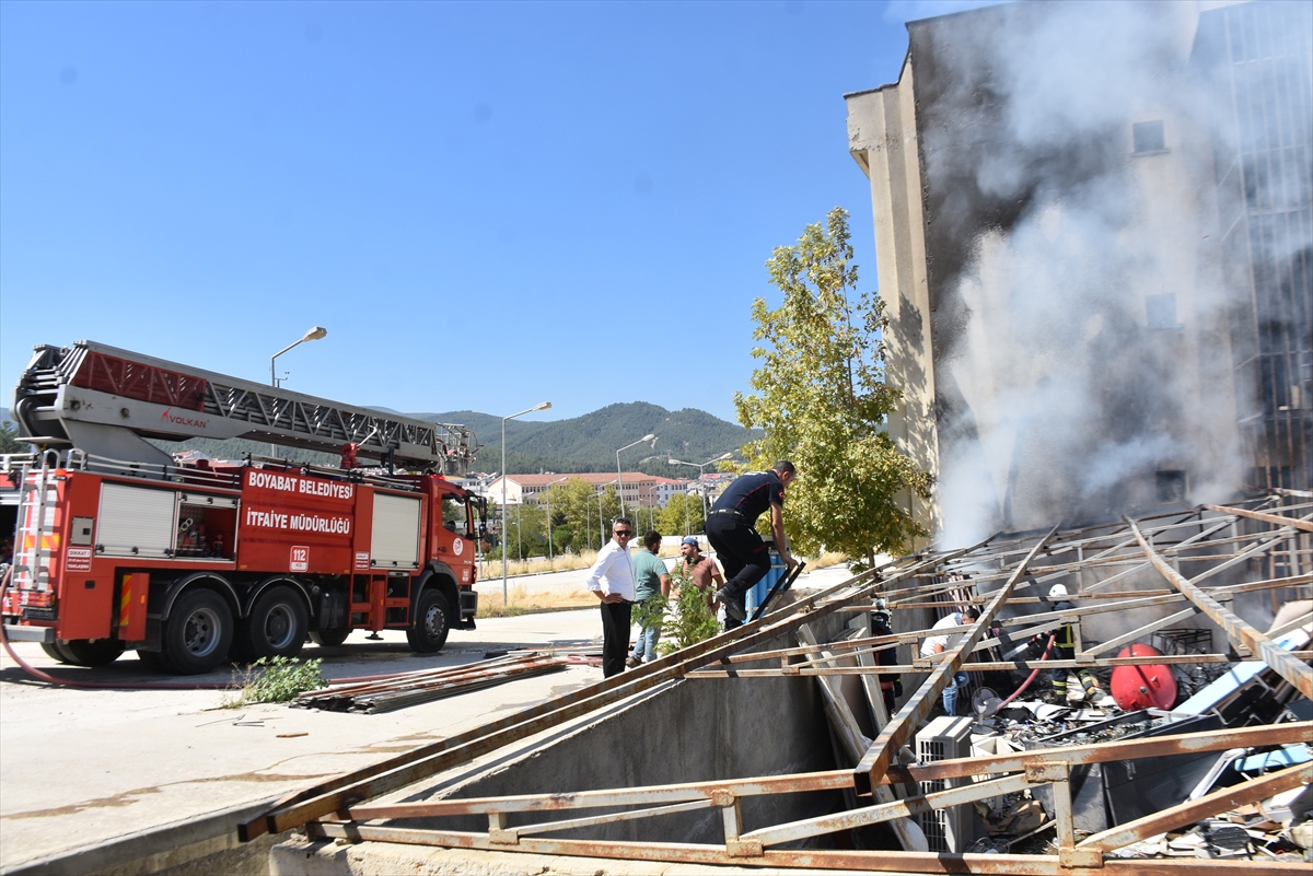 Boyabat'ta eski devlet hastanesi binasında çıkan yangın söndürüldü