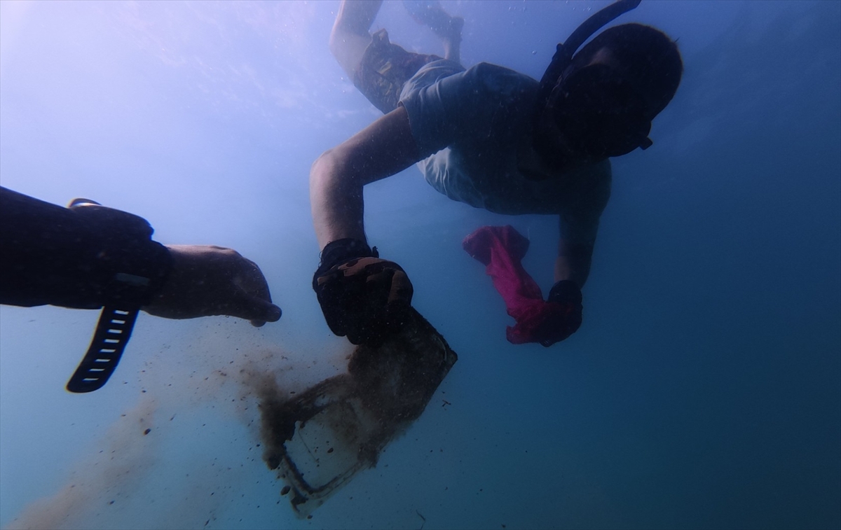 Bodrum'da deniz dibi temizliği: 75 kilogram atık çıkarıldı