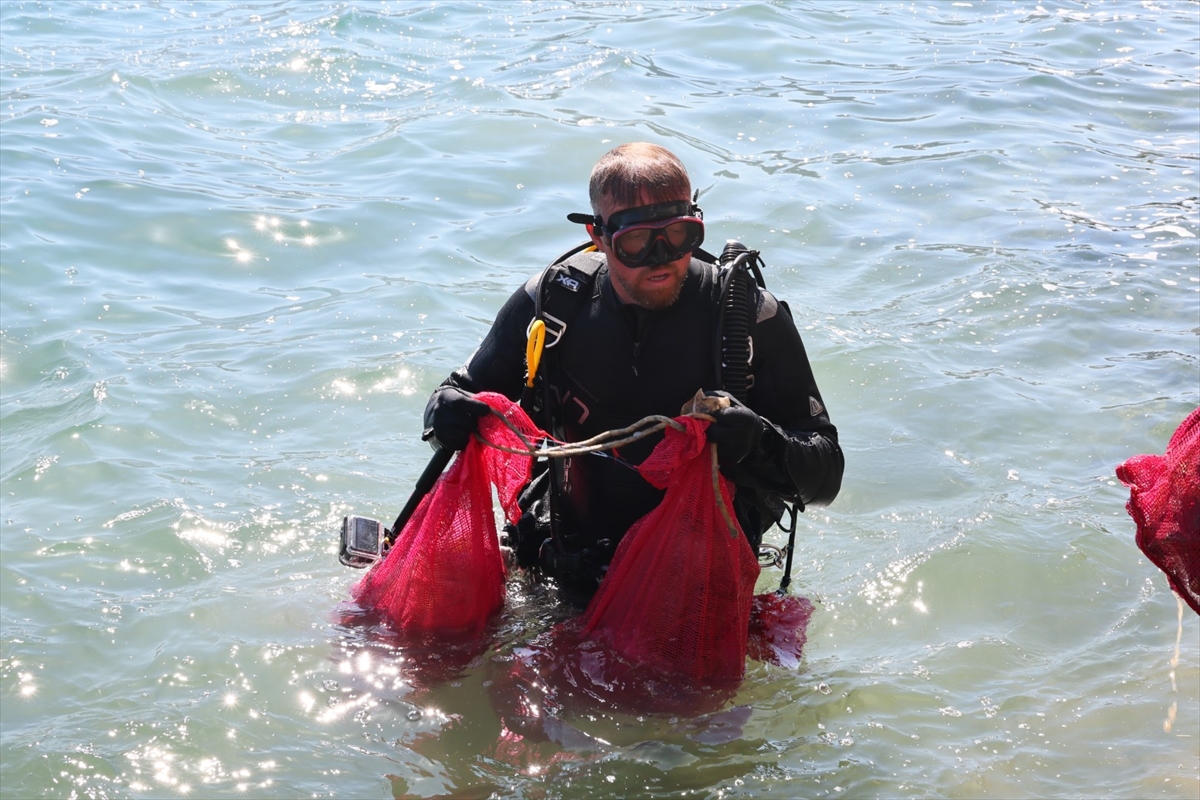 Bodrum'da deniz dibi temizliği: 75 kilogram atık çıkarıldı