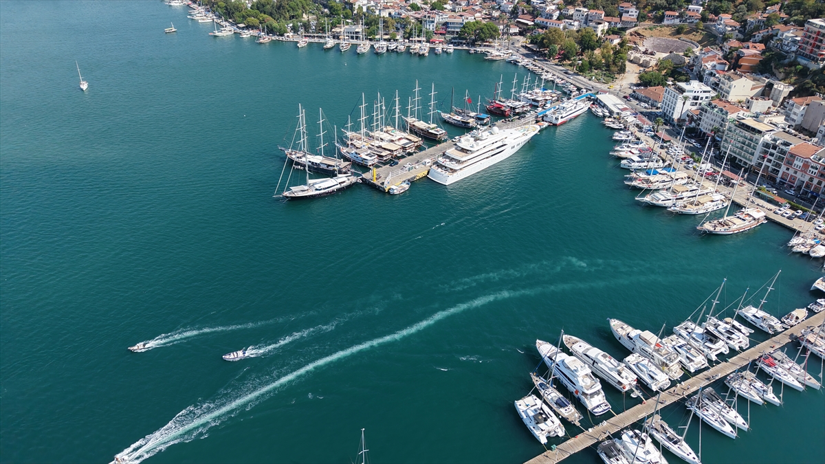 Türkiye'de üretilen mega yat "Elements" Fethiye'de 100 ton akaryakıt aldı