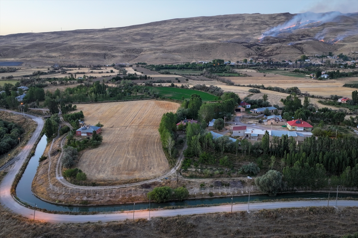Van Edremit'te örtü yangını: Ekipler müdahale ediyor