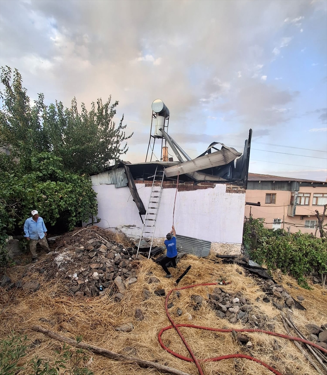 Erzincan Kemaliye'de 8 müstakil ev yangında kül oldu