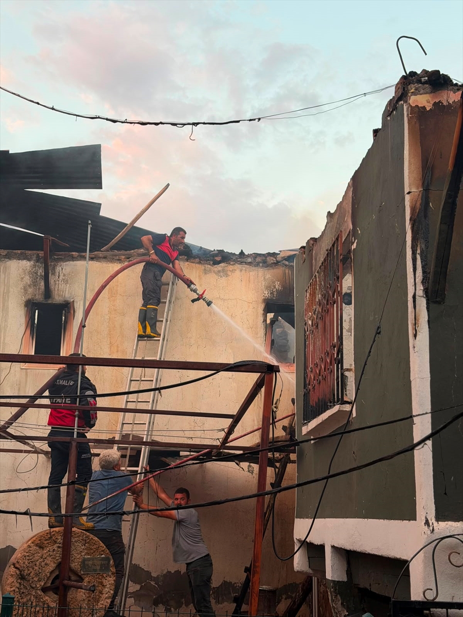 Erzincan Kemaliye'de 8 müstakil ev yangında kül oldu