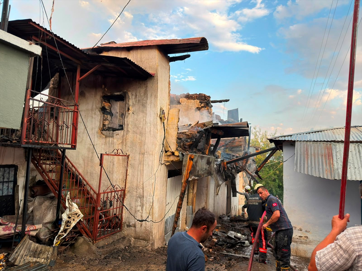 Erzincan Kemaliye'de 8 müstakil ev yangında kül oldu